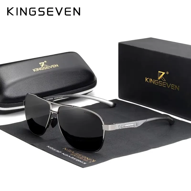 משקפי שמש אוויאטור KINGSEVEN עם עדשות מקוטבות, מונחים על בד כהה וליד מארז שחור
