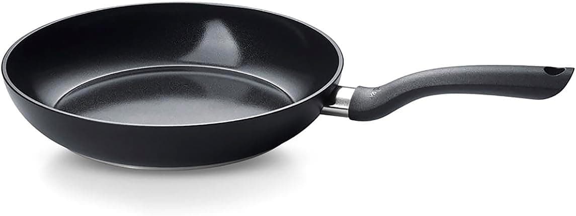 מחבת Fissler Essential Black 28 ס״מ בצבע שחור עם ידית, על רקע לבן